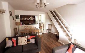 Welsh Holiday Home Sleeps 5 Close To Beaches & Mountains